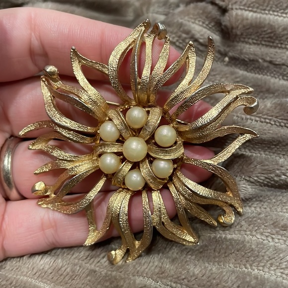 Vintage brooch mid century modern sunburst design with gold tone metal - Picture 2 of 6